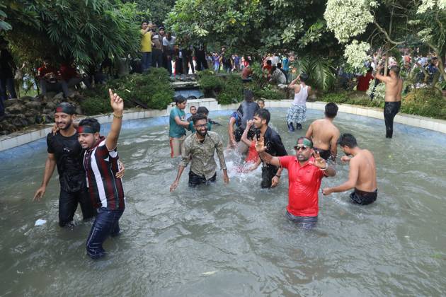 Bangladeshi People Celebrate After PM Fleeing - Dhaka Anti-government protestors celebrate in Shahbag near Dhaka university area in Dhaka on August 5, 2024. Protests in Bangladesh that began as student-led demonstrations against government hiring rules in July culminated on August 5, in the prime minister fleeing and the military announcing it would form an interim government.People gather to celebrate the fall of Bangladesh Prime Minister Sheikh Hasina after an intense clash between police, pro-government forces, and anti-Quota protesters in Dhaka, Bangladesh. Photo by Habibur Rahman ABACAPRESS.COM Dhaka Wari Bangladesh  Copyright: xHabiburxRahman ABACAx