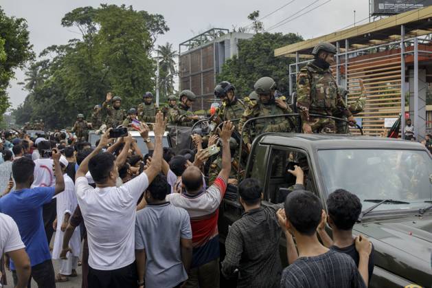 August 5, 2024, Dhaka, Bangladesh: Anti-government protester clapping for the Army in the street during long march to Prime Minister Sheikh Hasina s palace in Dhaka. Bangladeshi Prime Minister Sheikh Hasina s 15-year rule ended on August 5, 2024 as she fled after more than a month of deadly protests as the military announced it would form an interim government. Dhaka Bangladesh - ZUMAa130 20240805_fap_a130_027 Copyright: xKMxAsadx