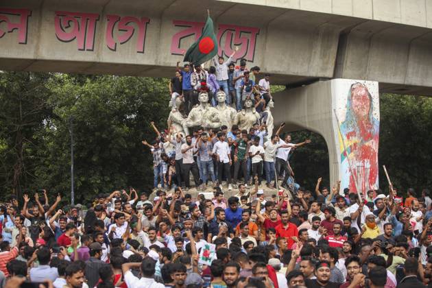 August 5, 2024, Dhaka, Dhaka, Bangladesh: Anti-government protestors celebrate in Dhaka on August 5, 2024. Protests in Bangladesh that began as student-led demonstrations against government hiring rules in July culminated on August 5, in the prime minister fleeing and the military announcing it would form an interim government. Dhaka Bangladesh - ZUMAj163 20240805_zip_j163_015 Copyright: xAbuxSufianxJewelx