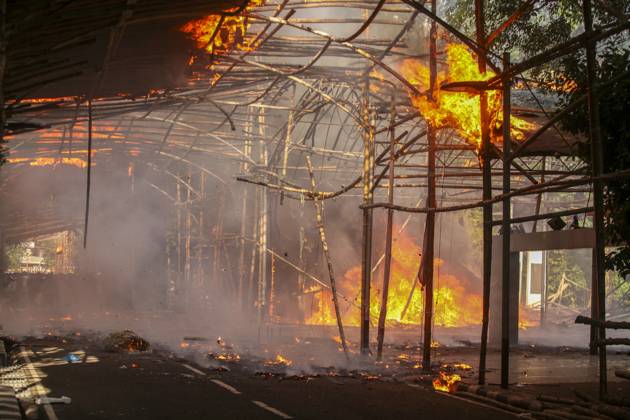 August 5, 2024, Dhaka, Dhaka, Bangladesh: The Bangabandhu Memorial Museum is set on fire by anti-government protestors in Dhaka on August 5, 2024. Protests in Bangladesh that began as student-led demonstrations against government hiring rules in July culminated on August 5, in the prime minister fleeing and the military announcing it would form an interim government. Dhaka Bangladesh - ZUMAj163 20240805_zip_j163_020 Copyright: xAbuxSufianxJewelx