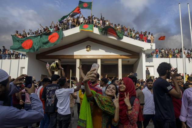 August 5, 2024, Dhaka, Bangladesh: Anti-government protestors stand atop the PM s Palace as others take selfies. Demonstrators storm Prime Minister Sheikh Hasina s palace in Dhaka as Hasina s 15-year rule ends and she fled after more than a month of deadly protests as the military announced it would form an interim government. Dhaka Bangladesh - ZUMAa130 20240805_fap_a130_017 Copyright: xKMxAsadx