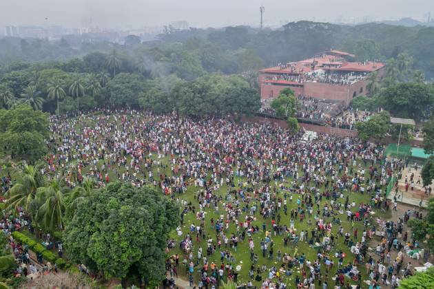 Thousands of People celebrate in Dhaka - 05 Aug 2024 (EDITORS NOTE: Image taken with drone) Bangladeshi people are seen celebrating at the country s Prime Minister Sheikh Hasina s residence during the celebrations. Thousands of people are celebrating the resignation of Bangladeshi Prime Minister Sheikh Hasina. Protests in Bangladesh that began as student-led demonstrations against government hiring rules in July culminated on August 5, with the Prime Minister fleeing and the military announcing it would form an interim government. Dhaka Bangladesh Copyright: xSazzadxHossainx xSOPAxImagesx Thousands of People celebrate _Sazzad Hossain (8)