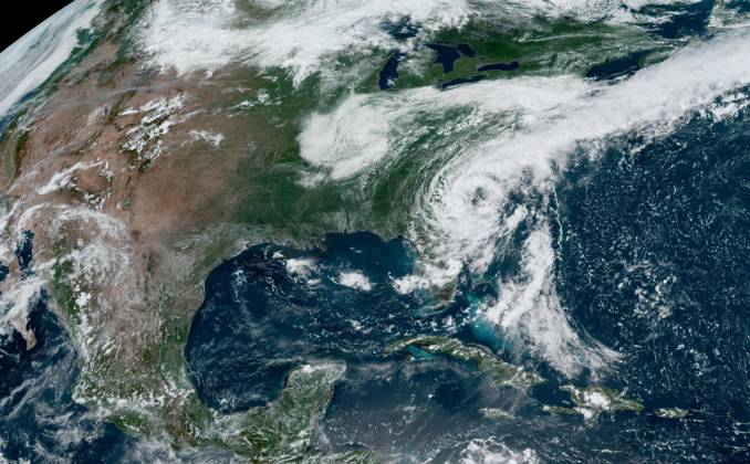 Bilder des Jahres 2024, News 08 August News Themen der Woche KW32 News Bilder des Tages August 7, 2024, East Coast, USA: Tropical Storm Debby pushed bad weather up the East Coast on Wednesday, colliding with other systems and bringing no respite to residents as far away as the Great Lakes and New Jersey, where heavy rain flooded highways and streets and stranded motorists. Officials in New York told people in basement apartments to prepare to flee. Debby has already drenched Southern states for days as it churned slowly across Florida, Georgia and South Carolina. But a sequence of weather events Tuesday evening caused intense storms well north of the tropical storm s center USA - ZUMAz03_ 20240807_shm_z03_141 Copyright: xNOAAx