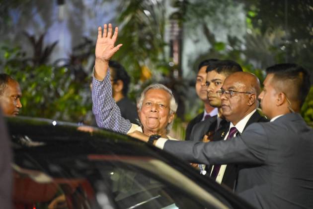Bilder des Jahres 2024, News 08 August News Themen der Woche KW32 News Bilder des Tages Bangladesch, Nobelpreisträger Muhammad Yunus übernimmt Regierungsgeschäfte in Dhaka August 8, 2024, Dhaka, Dhaka, Bangladesh: Nobel laureate Muhammad Yunus waves as he leaves his residence to attend the oath taking ceremony to lead an interim government, in Dhaka, Bangladesh, August 8, 2024. Dhaka Bangladesh - ZUMAj163 20240808_zip_j163_003 Copyright: xAbuxSufianxJewelx