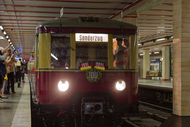 Bilder des Jahres 2024, News 08 August News Themen der Woche KW32 News Bilder des Tages 100 Jahre Berliner S-Bahn 2024-08-08 Deutschland, Berlin 100 Jahre Berliner S-Bahn: Der Verein Historische S-Bahn Berlin begeht das Jubiläum mit einem weitgehend originalgetreu restaurierten, aber mit heutiger Sicherungstechnik ausgerüsteten Olympia-Triebzug der BR ET 166 auf der Eröffnungsstrecke des elektrischen Betriebs Bernau - Berlin im heutigen Nordbahnhof (vormals Stettiner Bf).