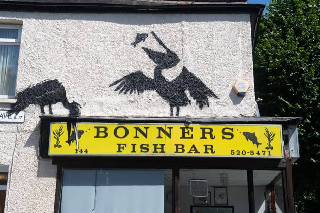 Bilder des Jahres 2024, Entertainment 08 August Entertainment Themen der Woche KW32 Entertainment Bilder des Tages Fifth New Banksy Artwork Unveiled at Walthamstow, London People take photos of Street Artist Banksy s fifth new artwork depicting two pelicans perched on the sign of Bonners Fish Bar in Walthamstow, London, England, UK on Friday 9 August, 2024., Credit:Justin Ng Avalon UK, England, London, Walthamstow Copyright: xJustinxNgx xAvalonx 0897331872