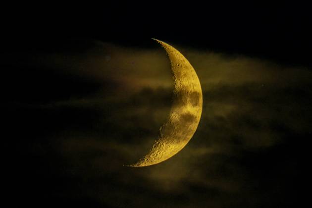 Bilder des Jahres 2024, News 08 August News Themen der Woche KW32 News Bilder des Tages Mondsichel, zunehmender Mond an bewölktem Himmel Offenbach am Main Hessen Deutschland