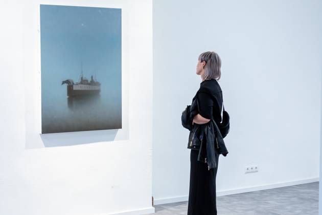 Bilder des Jahres 2024, Entertainment 08 August Entertainment Themen der Woche KW32 Besucherin schaut sich ein Bild von Urlik Moller an GER, Ausstellungseröffnung, Vernissage, Die Andere Landschaft, Ulrik Möller, Spielhalle KUNST, Greifswald