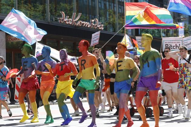 Bilder des Jahres 2024, News 08 August News Themen der Woche KW32 News Bilder des Tages 10.08.2024 Christopher Street Day CSD Frankfurt 2024 Demonstration Kundgebung Motto der LGBT-Gemeinschaft Wir sind extrem liebevoll ab Untermainkai durch die Innenstadt. Vielbunt und Queeres. Ein Zeichen für Toleranz und Gleichberechtigung Frankfurt (Main) Hessen Deutschland