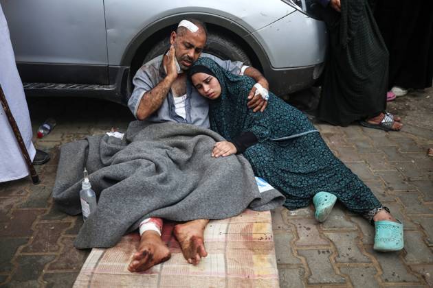 Bilder des Jahres 2024, News 08 August News Themen der Woche KW32 Hamas Israel Conflict Palestinians are mourning by the bodies of relatives killed in Israeli bombardment on Nuseirat in the central Gaza Strip at Al-Aqsa Martyrs Hospital in Deir el-Balah in the central Gaza Strip on August 10, 2024, amid the ongoing conflict between Israel and the Palestinian Hamas movement. Gaza Palestine  Copyright: xMajdixFathix originalFilename: fathi-notitle240810_npAqV.jpg