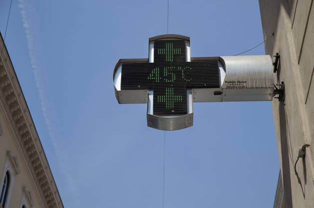 Bilder des Jahres 2024, News 08 August News Themen der Woche KW32 News Bilder des Tages August 11, 2024, Rome, Italy: A pharmacy s LED display shows a temperature of 45 degrees Celsius on the first weekend of August when a red alert was issued due to high temperatures in Rome. After a few days of orange-mark temperatures, Rome is back on maximum alert for heat waves: a red mark has been forecast for the entire first weekend of August, for high-risk conditions for health and an alert from social and health services. Rome Italy - ZUMAv147 20240811_zip_v147_004 Copyright: xMarcelloxValerix
