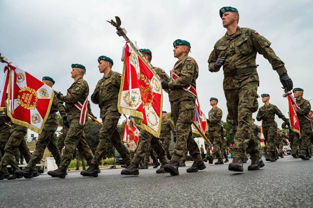 Bilder des Jahres 2024, News 08 August News Themen der Woche KW32 News Bilder des Tages Poland s armed forces rehearse for the national Armed Forces Day parade in Warsaw - 11 Aug 2024 Polish soldiers march and carry flags. Early in the morning of 11th August, Poland s armed forces, and those of the allies stationed in the country, take part in a rehearsal in preparation for a parade on National Armed Forces day on the 15th August. Soldiers mustered as the sun rose over the Vistula River and march past grandstands prepared for dignitaries. The soldiers were followed by mechanised divisions travelling in tanks and a variety of armoured vehicles. Afterwards, Poland s deputy Prime Minister and Minister of National Defence, W?adys?aw Kosiniak-Kamysz, addresses a post-rehearsal press conference. Warsaw Poland Copyright: xNeilxMiltonx xSOPAxImagesx NSM2024096W0811-L1000111_4000_240dpi
