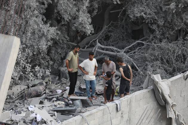 Bilder des Jahres 2024, News 08 August News Themen der Woche KW33 News Bilder des Tages People look for salvageable items in the rubble of a building destroyed during Israeli bombardment in Nuseirat People look for salvageable items in the rubble of a building destroyed during Israeli bombardment in Nuseirat, in the central Gaza Strip on August 12, 2024, amid the ongoing conflict between Israel and the Palestinian militant group Hamas. Photo by Omar Ashtawy apaimages Nusairat Gaza Strip Palestinian Territory 120824_Nusairat_OSH_00(11) Copyright: xapaimagesxOmarxAshtawyx xapaimagesx