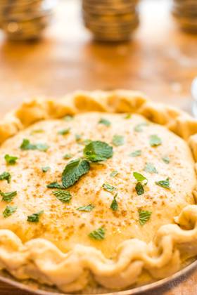 IMAGO Creative, Food, Pot Pie Handmade pie with mint on top Coeur d Alene, Idaho, United States R_PXQG240811C6-1508263-01