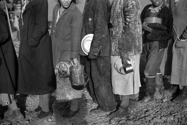 Group of People at Mealtime in Flood Refugee Camp, Forrest City, Arkansas, USA, Walker Evans, U.S. Resettlement Administration, March 1936  Copyright: xCircaxImagesx ghi-circa02307