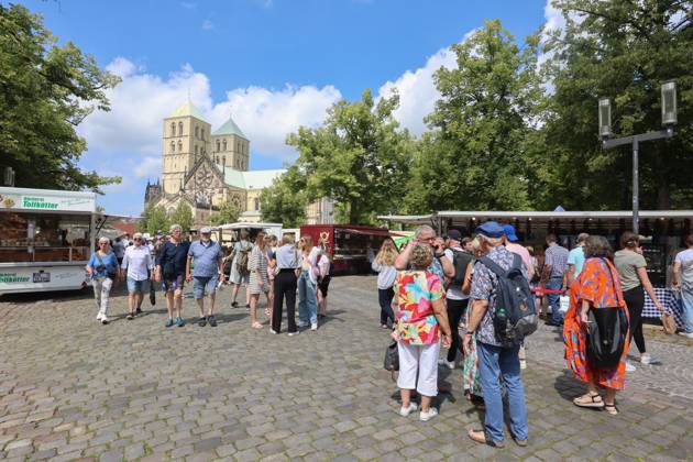 Wochenmarkt auf dem Domplatz. Münster, Nordrhein-Westfalen, DEU, Deutschland, 10.08.2024