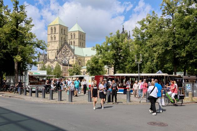 Wochenmarkt auf dem Domplatz. Münster, Nordrhein-Westfalen, DEU, Deutschland, 10.08.2024