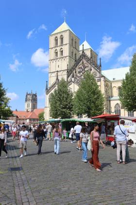 Wochenmarkt auf dem Domplatz. Münster, Nordrhein-Westfalen, DEU, Deutschland, 10.08.2024