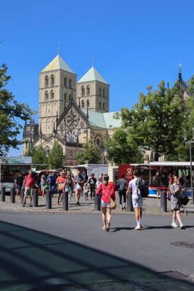 Wochenmarkt auf dem Domplatz. Münster, Nordrhein-Westfalen, DEU, Deutschland, 10.08.2024