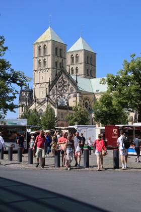 Wochenmarkt auf dem Domplatz. Münster, Nordrhein-Westfalen, DEU, Deutschland, 10.08.2024