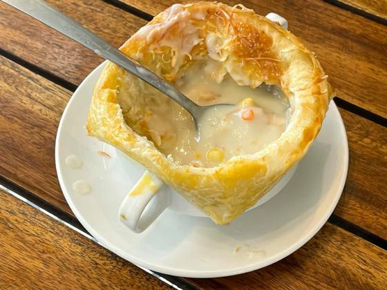 IMAGO Creative, Food, Pot Pie Very delicious chicken pot pie soup, zuppa toscana or bread or Tuscan or Minestra Pane or Zuppa soup, Very delicious Chicken pot pie soup , zuppa toscana or bread or Tuscan or Minestra Pane or Zuppa soup. Made from kale, zucchini, beans, potatoes, celery, carrots, onion, tomato pulp, extra virgin olive oil, chili and chicken or bacon., Very delicious Chicken pot pie soup , zuppa toscana or bread or Tuscan or Minestra Pane or Zuppa soup. Made from kale, zucchini, beans, potatoes, celery, carrots, onion, tomato pulp, extra virgin olive oil, chili and chicken or bacon., 28.03.2024, Copyright: xantokaryax Panthermedia36985331.jpg