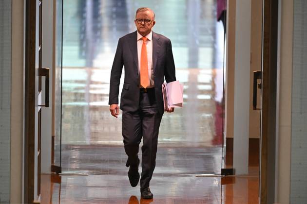 QUESTION TIME, Prime Minister Anthony Albanese arrives for Question Time in the House of Representatives at Parliament House in Canberra, Tuesday, August 13, 2024. ( NO ARCHIVING, EDITORIAL USE ONLY, NO USE IN BOOKS WITHOUT CONSENT CANBERRA AUSTRALIAN CAPITAL TERRITORY AUSTRALIA PARLIAMENT HOUSE Copyright: xMICKxTSIKASx 20240813117504636973