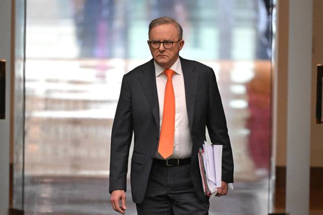 QUESTION TIME, Prime Minister Anthony Albanese arrives for Question Time in the House of Representatives at Parliament House in Canberra, Tuesday, August 13, 2024. ( NO ARCHIVING, EDITORIAL USE ONLY, NO USE IN BOOKS WITHOUT CONSENT CANBERRA AUSTRALIAN CAPITAL TERRITORY AUSTRALIA PARLIAMENT HOUSE Copyright: xMICKxTSIKASx 20240813190490621540
