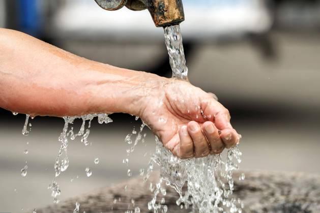 IMAGO Creative, Jahreszeit Sommer, Hitze Abkühlung am Brunnen, Frau lässt kaltes Wasser über ihr Handgelenk laufen, Hitzewelle, München, August 2024 Deutschland, München, August 2024, eine Frau lässt kaltes Wasser über Arm und Handgelenk laufen, die Sommerhitze ist brutal, das Brunnenwasser verspricht Abkühlung in der Hitzewelle, Temperaturen über 30 Grad, Rekordhitze, Sommerwetter, Hochsommer, Sommer, Bayern,