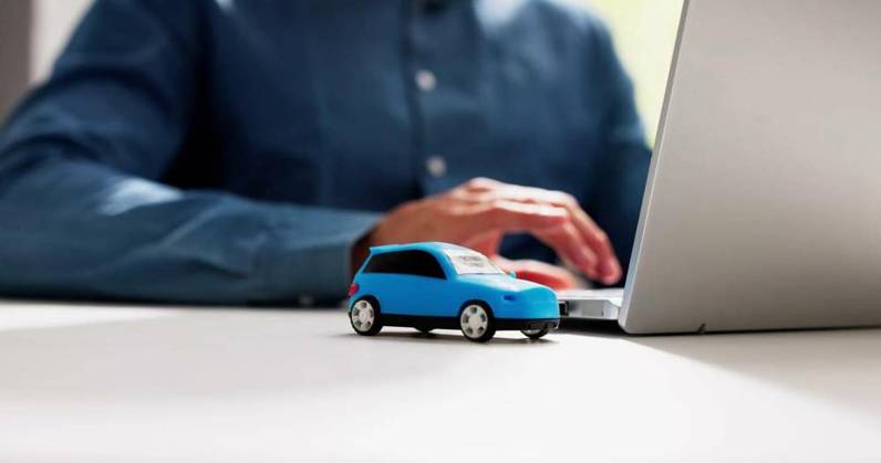  Online Car Insurance. Buy Sell, Online Car Insurance. Buy Sell On Computer, Online Car Insurance. Buy Sell On Computer model released, Symbolfoto , 27.04.2024, Copyright: xAndreyPopovx Panthermedia37165465.jpg