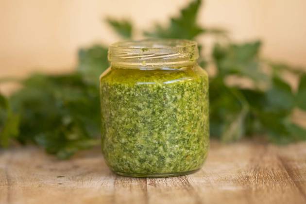 homemade basil pesto, fresh homemade basil pesto in a glass jar, fresh homemade basil pesto in a glass jar, 23.05.2024, Copyright: xsalmas61x Panthermedia37306485.jpg