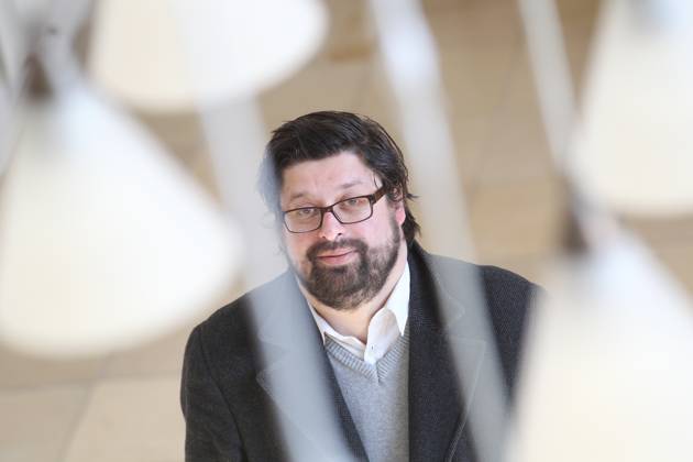 21.03.2011, Deutschland, Sachsen, Dresden, Porträt von Max Rademann, freischaffender Schriftsteller, Autor, Zeichner, Filmemacher, Moderator und Alleinunterhalter, Rademann organisiert im Festspielhaus Hellerau den Dienstagsalon, das Foto entstand im Foyer des Festspielhauses Hellerau