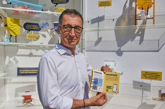 Bilder des Jahres 2024, News 08 August News Themen der Woche KW33 News Bilder des Tages Bundesernaehrungsminister Cem Oezdemir (Gruene) erklaerte am Mittwoch (14.08.2024) in Berlin, wie Lebensmittelverschwendung vermieden werden kann. Unter dem Motto Zu gut fuer die Tonne werben das Bundesministerium fuer Ernaehrung und Landwirtschaft und die Verbraucherzentrale mit einem XXL-Kuehlschrank fuer weniger Lebensmittelverschwendung. Der interaktive Kuehlschrank wird bis November in zehn deutschen Staedten Station machen und soll Antworten auf Fragen zur Lagerung von Lebensmitteln geben. (Siehe epd-Meldung vom 14.08.2024) EDITORIAL USE ONLY