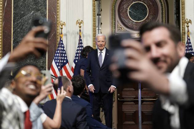Bilder des Jahres 2024, News 08 August News Themen der Woche KW33 News Bilder des Tages Joe Biden at the Creator Economy Conference - Washington Guests take selfies while US President Joe Biden delivers remarks at the first White House Creator Economy Conference in the Indian Treaty Room of the Eisenhower Executive Office Building in Washington on August 14, 2024. Photo by Yuri Gripas ABACAPRESS.COM Washington DC United States  Copyright: xPool ABACAx