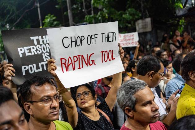 Bilder des Jahres 2024, News 08 August News Themen der Woche KW33 News Bilder des Tages August 15, 2024, Kolkata, West Bengal, India: A protester holds a placard expressing her opinion during the demonstration against the gang rape in RG Kar Hospital. Thousands of activists join a mass rally in protest of a brutal rape & murder case in RG Kar Hospital, happened on 9th August, 2024 in Kolkata, India, demanding immediate justice for the victim. Kolkata India - ZUMAs197 20240815_aaa_s197_014 Copyright: xJitxChattopadhyayx