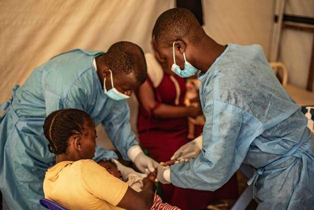 Bilder des Jahres 2024, News 08 August News Themen der Woche KW33 News Bilder des Tages (240815) -- NYIRAGONGO (DRC), Aug. 15, 2024 -- A child caught mpox gets treatment at a hospital in the Nyiragongo territory near Goma, North Kivu province, eastern Democratic Republic of the Congo (DRC), on Aug. 15, 2024. The World Health Organization (WHO) declared Wednesday mpox a public health emergency of international concern (PHEIC), sounding the alarm over its potential for further international transmission. WHO s declaration came after the Africa Centers for Disease Control and Prevention (Africa CDC) declared the ongoing mpox outbreak a public health emergency for the continent. (Photo by Xinhua) DR CONGO-NORTH KIVU-NYIRAGONGO-MPOX-TREATMENT ZanemxNetyxZaidi 