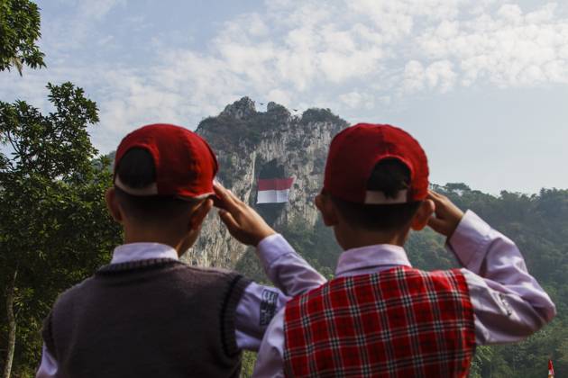 Bilder des Jahres 2024, News 08 August News Themen der Woche KW33 News Bilder des Tages August 17, 2024, Padalarang, West Java, Indonesia: Residents and students salutes as climbing athletes community unfurl a large national flag during a ceremony for Indonesia s 79th Independence Day in Tebing Hawu, Bandung, West Java. Padalarang Indonesia - ZUMAs281 20240817_zip_s281_012 Copyright: xAlgixFebrixSugitax