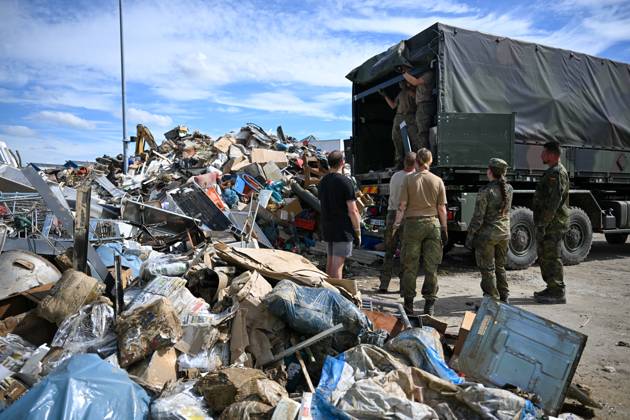 News Themen der Woche KW33 News Bilder des Tages Aufräumarbeiten nach Unwetter, Soldaten der Bundeswehr sind an einer Sammelstelle für Sperrmüll mit Arbeiten beschäftigt. Heftige Unwetter haben Straßen überflutet, Keller volllaufen und vor allem den Fluss Saalbach im Landkreis Karlsruhe extrem ansteigen lassen. Bruchsal Baden-Württemberg Deutschland Bruchsal