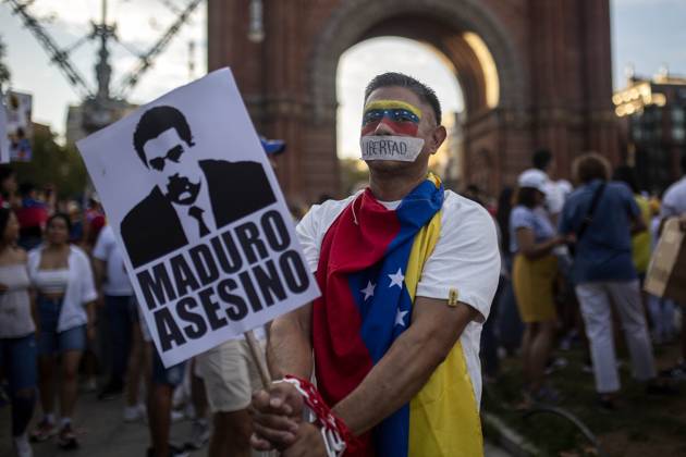 Bilder des Jahres 2024, News 08 August News Themen der Woche KW33 News Bilder des Tages Protest In Barcelona By Supporters Of The Venezuelan Opposition Supporters of the Venezuelan opposition, led by Maria Corina Machado and Edmundo Gonzalez, are protesting in Barcelona, Spain, on July 28, to denounce fraud in the elections. Barcelona Spain  Copyright: xRobertxBonetx originalFilename: negrete-notitle240817_npgZ6.jpg
