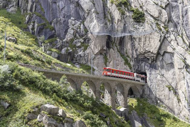 Matterhorn-Gotthard-Bahn, Bahnbrücke bei Wassen. 10.08.2024: Wassen, Kanton Uri, Schweiz