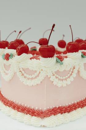 IMAGO Creative, Jahreszeit Sommer, Kirschen Close-up of a pink cake decorated with cherries San Diego, California, United States R_QCYJ24081463-1479909-01