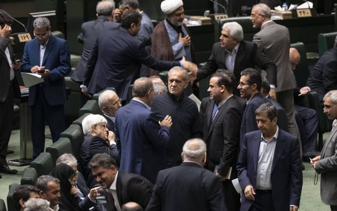 Bilder des Jahres 2024, News 08 August News Themen der Woche KW34 News Bilder des Tages Iran Parliament Iranian lawmakers are speaking with Iran s new President, Masoud Pezeshkian (C), while he is attending a session for examining the qualifications of the ministers proposed by President Pezeshkian in the public hall of the Iranian parliament in Tehran, Iran, on August 20, 2024. Tehran Tehran Iran  Copyright: xMortezaxNikoubazlx originalFilename: nikoubazl-iranparl240820_npfv9.jpg
