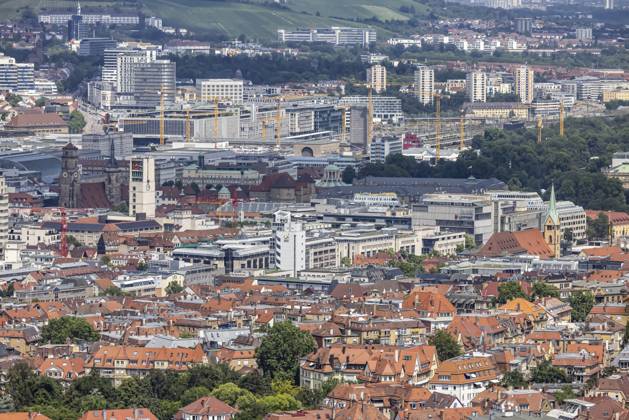 Stadtansicht Stuttgart. Ausblick auf die Innenstadt mit den zentralen Sehenswürdigkeiten wie Stiftskirche, Rathausturm Schlossplatz, Hauptbahnhof und Neues Schloss. Stuttgart, Baden-Württemberg, Deutschland, Europa City view of Stuttgart. View of the city centre with the central sights such as the collegiate church, town hall tower, Schlossplatz, main railway station and New Palace. Stuttgart, Baden-Württemberg, Germany, Europe Copyright: imageBROKER ArnulfxHettrich iblhet11048269