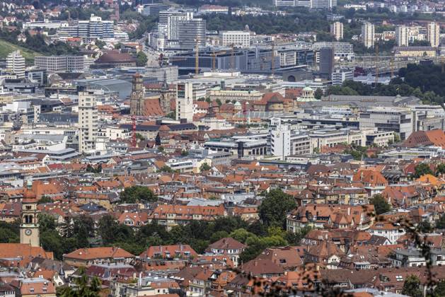 Stadtansicht Stuttgart. Ausblick auf die Innenstadt mit den zentralen Sehenswürdigkeiten wie Stiftskirche, Rathausturm Schlossplatz, Hauptbahnhof und Neues Schloss. Stuttgart, Baden-Württemberg, Deutschland, Europa City view of Stuttgart. View of the city centre with the central sights such as the collegiate church, town hall tower, Schlossplatz, main railway station and New Palace. Stuttgart, Baden-Württemberg, Germany, Europe Copyright: imageBROKER ArnulfxHettrich iblhet11048271
