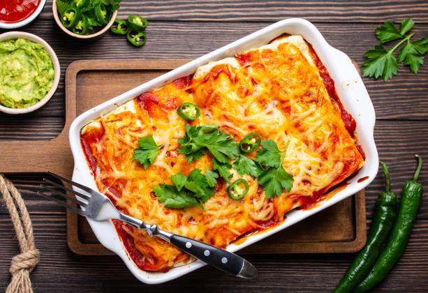 IMAGO Creative, Food, Enchiladas Traditionelles mexikanisches Gericht Enchiladas mit Fleisch, roter Chilisauce und Käse in einer weißen Auflaufform auf rustikalem Holzuntergrund, serviert mit Guacamole und Tomatendip. Nahaufnahme, Ansicht von oben Traditional Mexican dish enchiladas with meat, chili red sauce and cheese in white casserole dish over rustic wooden background, served with guacamole and tomato dips. Close up, top view Copyright: imageBROKER OlenaxYeromenko ibliqx08591128.jpg