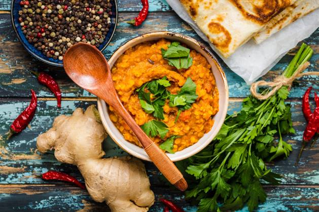 Traditionelle indische Linsen Dal, Naan Butterbrot, frischer Koriander. Indische Dhal würzigen Curry in Schüssel, Gewürze, Kräuter, rustikalen hölzernen Hintergrund. Ansicht von oben. Indisches Essen. Authentisches indisches Gericht. Draufsicht Traditional Indian lentils Dal, naan butter bread, fresh coriander. Indian Dhal spicy curry in bowl, spices, herbs, rustic wooden background. Top view. Indian food. Authentic Indian dish. Overhead Copyright: imageBROKER OlenaxYeromenko ibliqx08603384.jpg