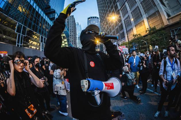 Bilder des Jahres 2024, News 08 August News Themen der Woche KW34 August 20, 2024, Chicago, Illinois, USA: Anti-fascist, pro-Palestine protestors take the street in front of the Israeli consulate to hold a unpermited protest which resulted in multiple arrests. Chicago USA - ZUMAd256 20240820_znp_d256_078 Copyright: xDavexDeckerx