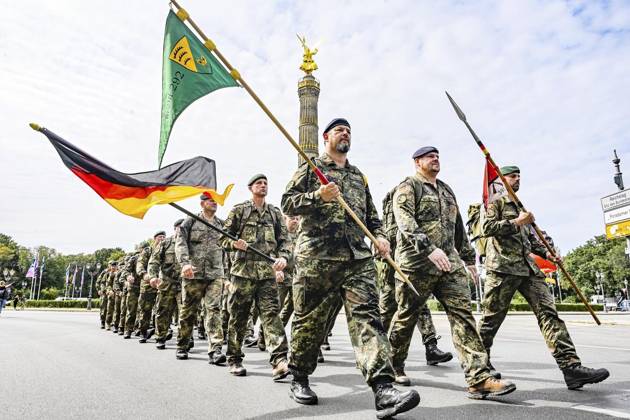 Bilder des Jahres 2024, News 08 August News Themen der Woche KW34 News Bilder des Tages Gedenkmarsch 2024 für die im Dienst getöteten Bundeswehrsoldaten ** NUR FÜR REDAKTIONELLE ZWECKE ** EDITORIAL USE ONLY **<p>Bundeswehrsoldaten marschieren beim Gedenkmarsch 2024 für die Auslandseinsätzen und im Dienst getöteten Bundeswehrsoldaten, Mit einem Gedenkmarsch erinnert die Bundeswehr in Brandenburg in dieser Woche an die im Einsatz ums Leben gekommenen Soldatinnen und Soldaten. Der mehrtägige Marsch führt vom Truppenübungsplatz in Lehnin nach Berlin in den Bendlerblock, zum Ehrenmal der Bundeswehr. Die marschierenden Soldaten und Reservisten legen dabei eine Strecke von 117 Kilometern zurück, hinzu kommen noch einmal 3.400 Meter in Erinnerung an die 117 Gefallenen der Bundeswehr und an die 3.400 Soldaten und zivilen Copyright: MaurizioxGambarini doc7wumz6clockb1hct1yp ,EDITORIAL USE ONLY