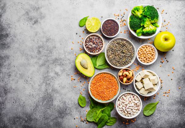 Vielfalt an nährstoffreichen Lebensmitteln für Veganer mit Kopierfläche: Bohnen, Linsen, Quinoa, Tofu, Gemüse, Nüsse, Kichererbsen, Reis, Avocado, Obst, Steinhintergrund, Draufsicht. Gesunde vegetarische Ernährung Variety of nutrient-rich food for vegans with copy space: beans, lentils, quinoa, tofu, vegetables, nuts, chickpeas, rice, avocado, fruit, stone background, top view. Healthy vegetarian nutrition Copyright: imageBROKER OlenaxYeromenko ibliqx08599818.jpg