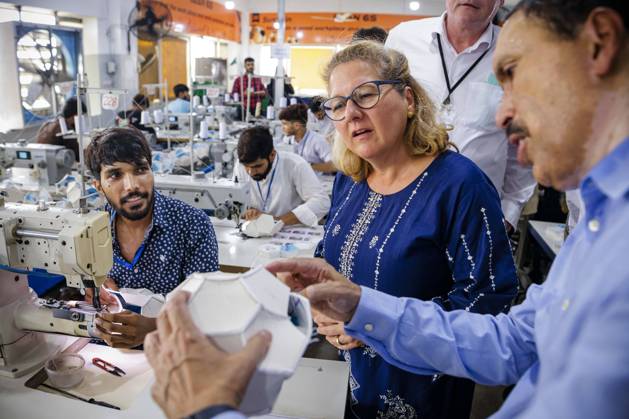 Bilder des Jahres 2024, News 08 August News Themen der Woche KW34 News Bilder des Tages Svenja Schulze (SPD), Bundesministerin fuer wirtschaftliche Zusammenarbeit und Entwicklung, beim Besuch der Anwar Khawaja Industries PVT. LTD . Hier werden Fussbaelle, unter anderem, fuer die Bundesliga hergestellt. Sialkot, 23.08.2024. Fotografiert im Auftrag des Bundesentwicklungsministeriums Sialkot Pakistan