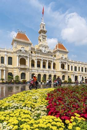 Menschen auf Motorrädern vor dem Ho Chi Minh Stadthaus, Saigon, Vietnam, Asien People on motorcycles in front of the Ho Chi Minh City Hall, Saigon, Vietnam, Asia Copyright: imageBROKER PetrxSvarc iblpsi11108600